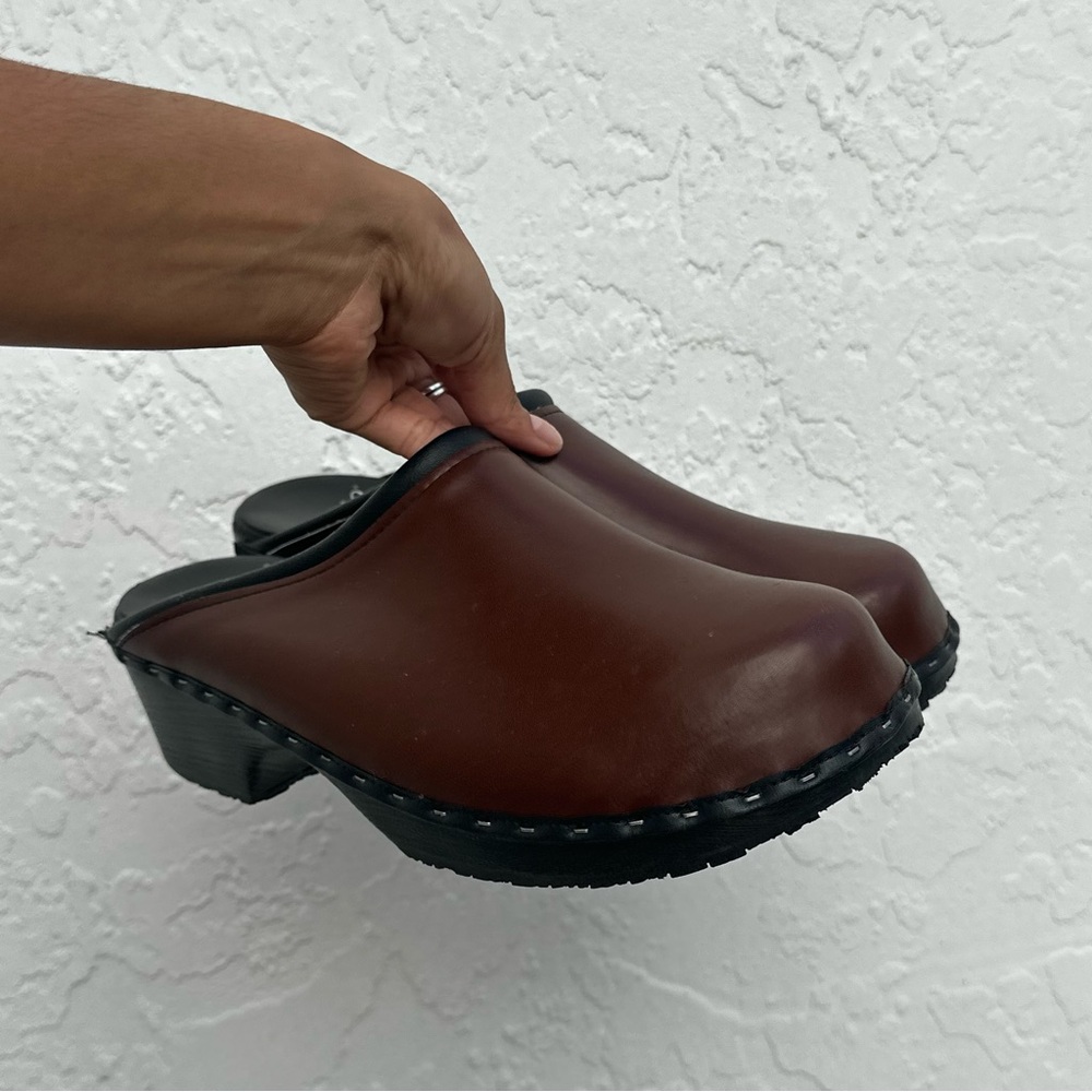 Women's Classic Brown Leather clogs